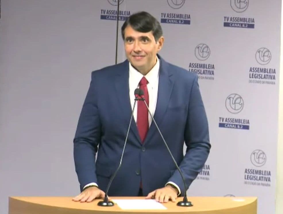 André Gadelha toma posse na Assembleia Legislativa com discurso de ajudar o estado a progredir