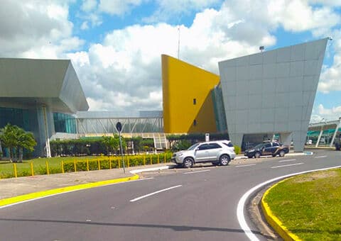 Ao esperar corpo da filha morta, pai vai ao choro em aeroporto de João Pessoa: "corpo de minha filha não estava no avião e ninguém dá informação"