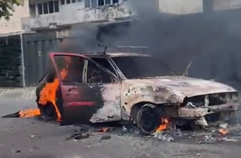 Carro fica destruído após pegar fogo no bairro de Tambiá; Veja o vídeo