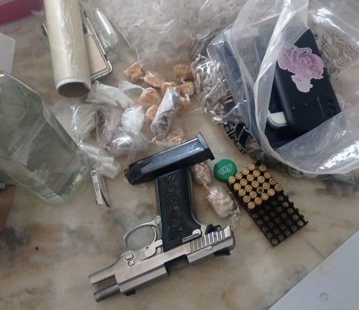 Polícia prende dupla com arma, drogas e celulares em Bayeux