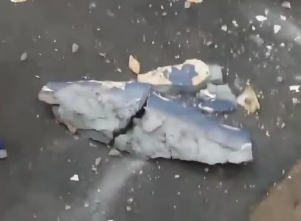 Pedaço de marquise do mercado de Santa Rita desaba e fere mulher; veja vídeo