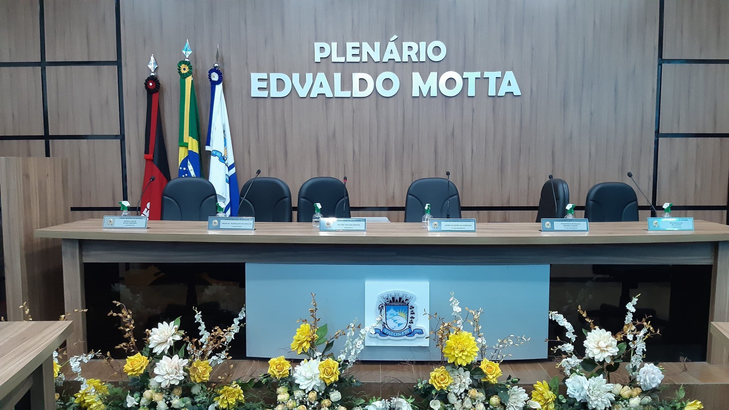 Agenda de shows: vereadores de Patos trocam trabalho por forró e esvaziam sessão da Câmara Municipal