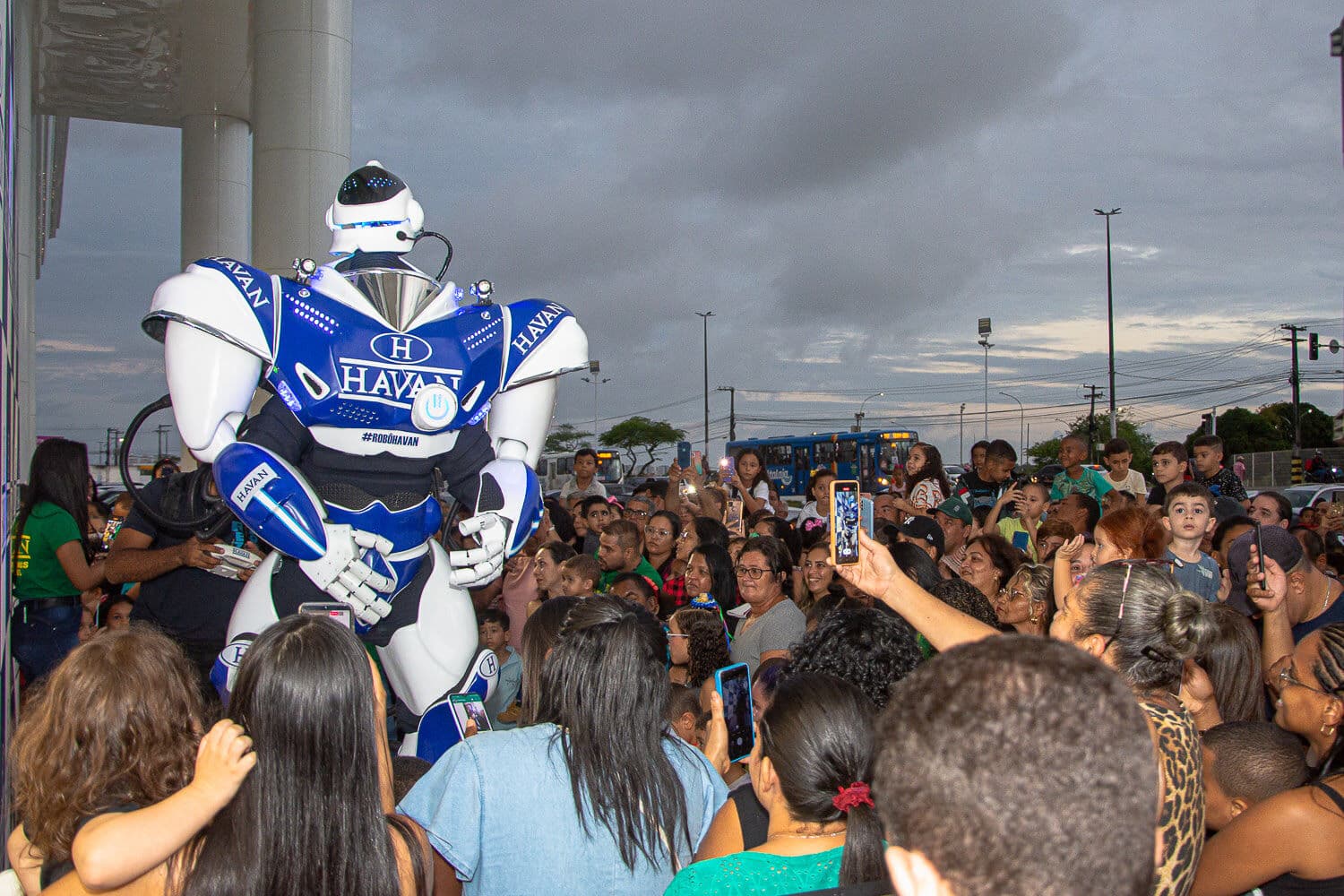 Robô da Havan de 2,5 metros se apresenta em João Pessoa com danças e coreografias
