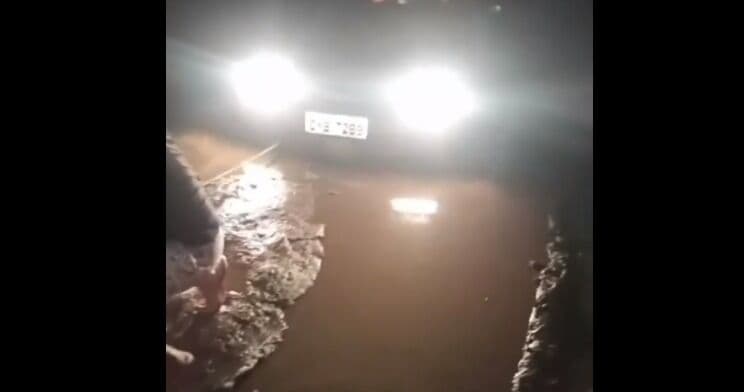 VÍDEO: estradas alagam e carros ficam atolados na cidade de Pilar