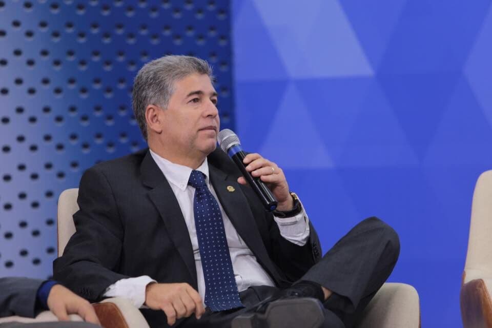 Prefeito interino suspende pagamento de salário de Leto Viana e de funcionários afastados