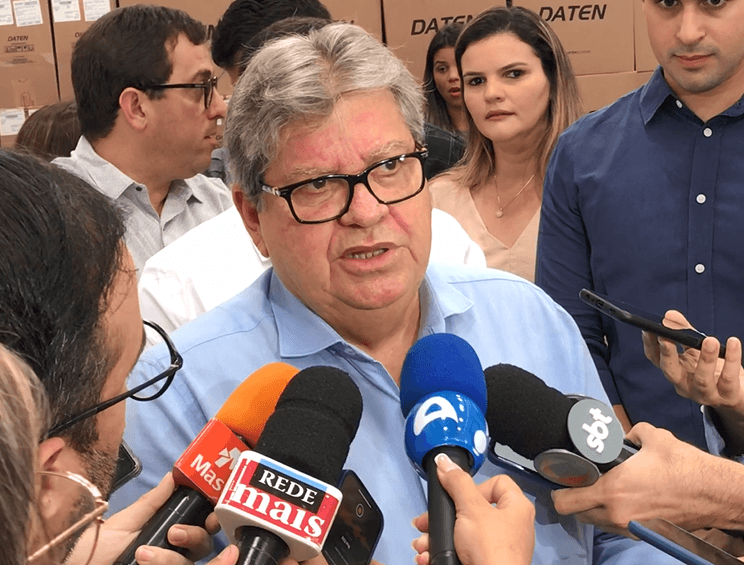 Governador João Azevêdo defende julgamento justo para Bolsonaro