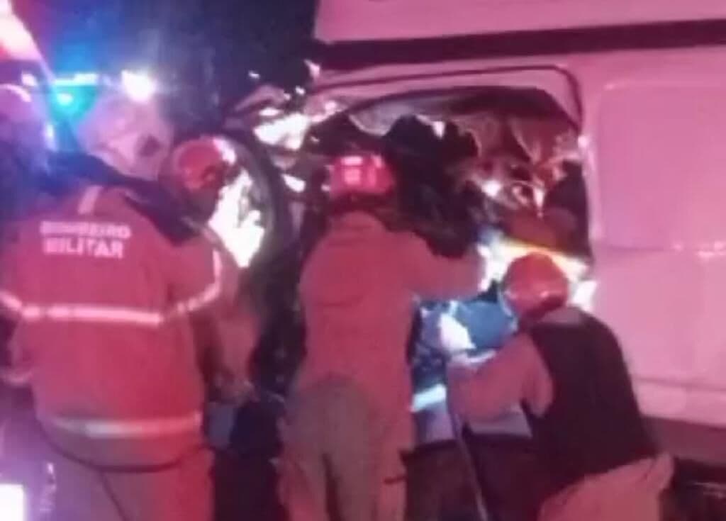 Colisão entre caminhões deixa motorista preso nas ferragens do veículo na BR-230, no interior da Paraíba; veja o vídeo