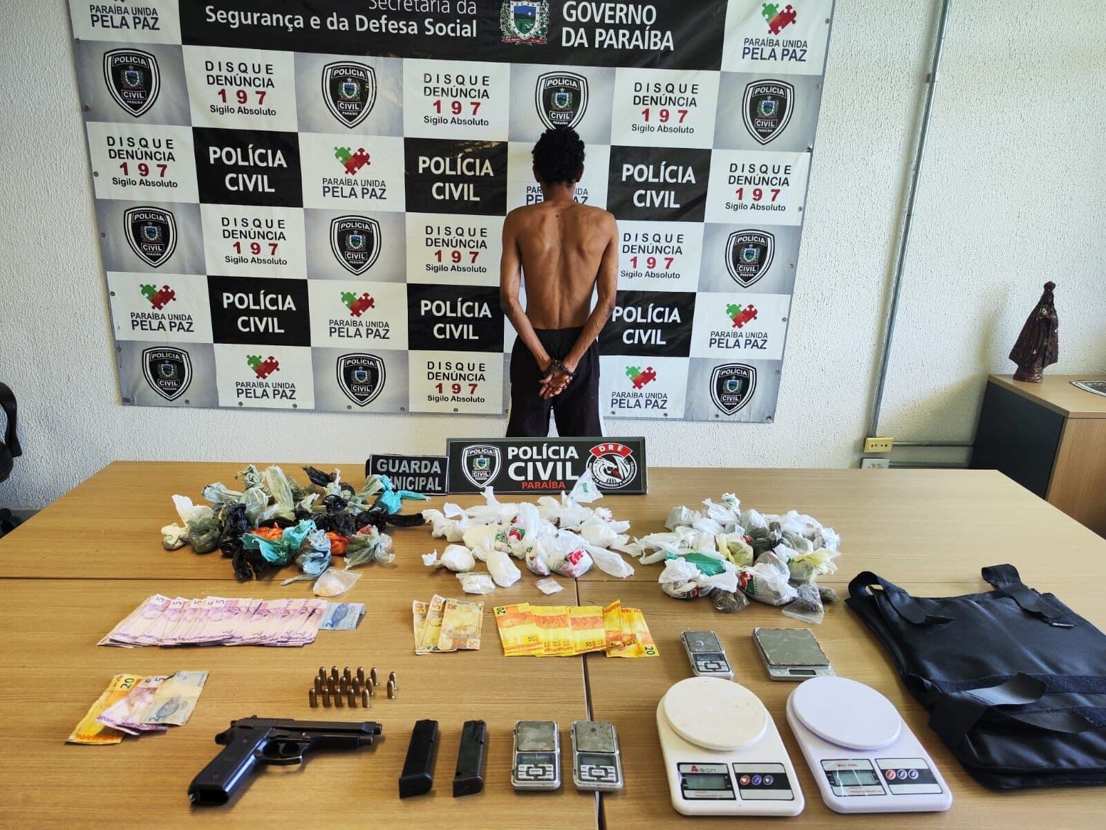 Foragido por homicídio em Cabedelo é preso em flagrante com drogas, arma e dinheiro falso em João Pessoa