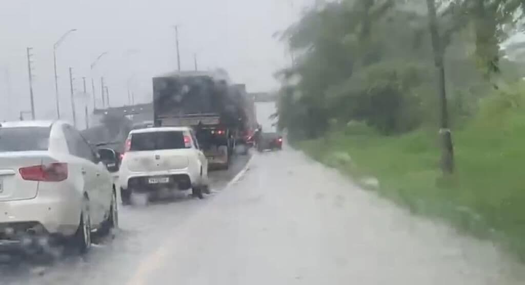 Chuvas causam congestionamento na BR-230, em João Pessoa; veja o vídeo
