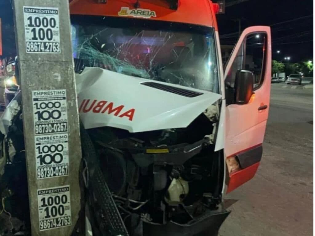 Ambulância que transportava mulher grávida se envolve em acidente e parto é realizado na rua, em Campina Grande