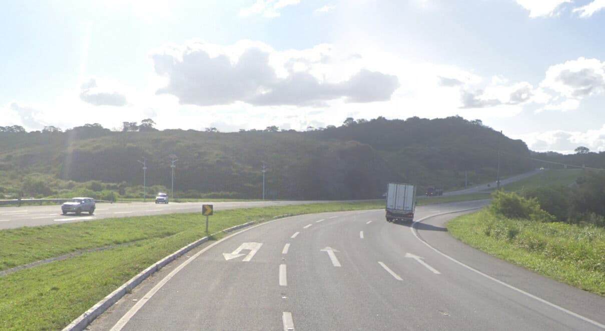 Caminhão tomba na BR-230 próximo a Galante