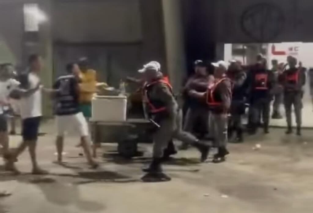 Polícia é acusada de agredir com golpes de cassetete e gás de pimenta torcedores do Botafogo-PB