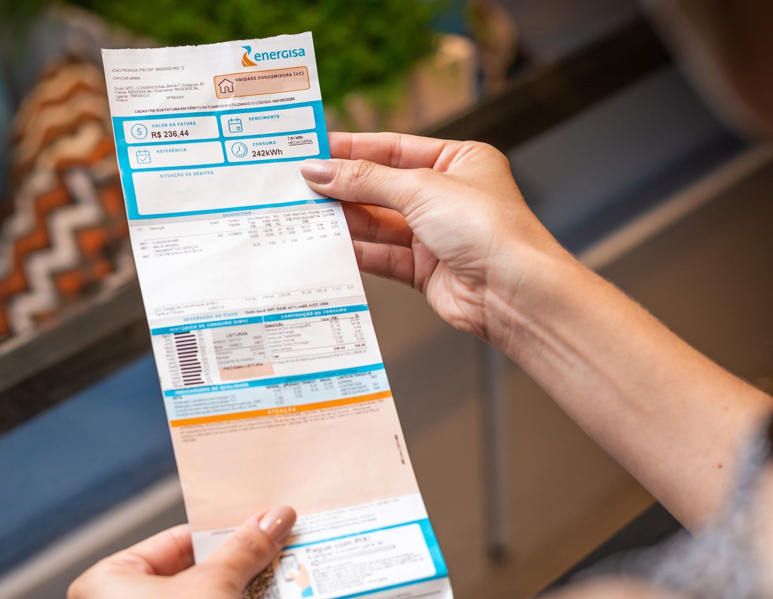 Mais de 350 mil paraibanos têm direito a tarifa social de energia, mas estão fora do programa; saiba como se cadastrar