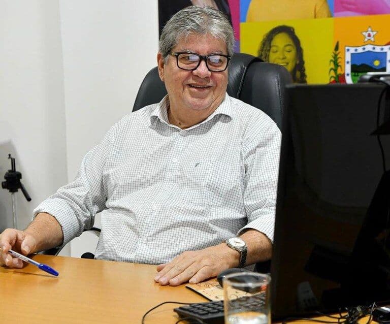 João Azevêdo volta da China e reassume comando do Governo do Estado