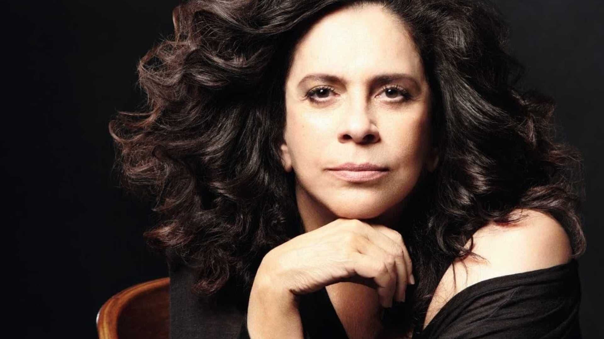 Viúva de Gal Costa pede metade da herança deixada ao filho à Justiça, diz jornal