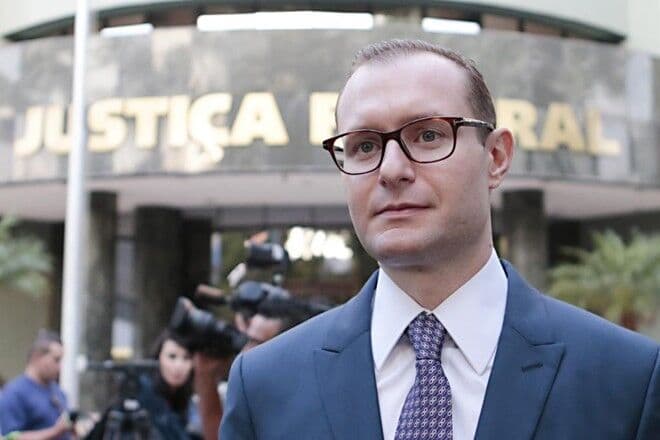 Defesa quer suspender transferência de Lula para São Paulo