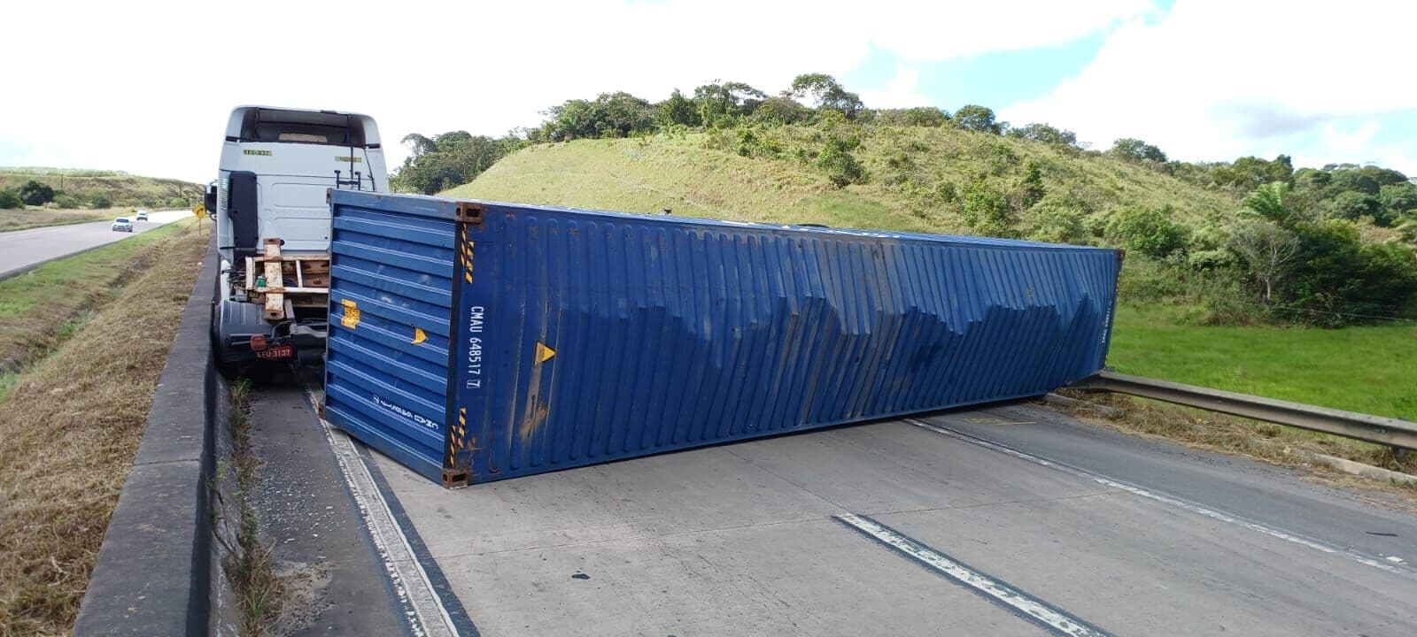 Carreta com 25 toneladas de creme dental tomba e bloqueia trecho da BR-101 entre Recife e João Pessoa