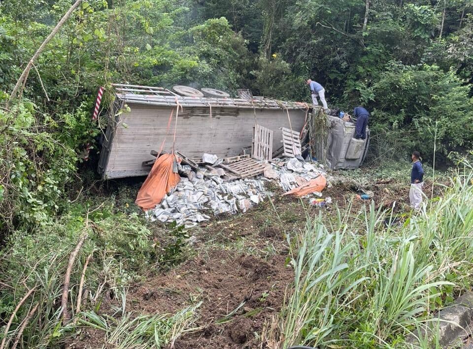 VÍDEO: motorista perde controle e caminhão tomba em serra no brejo paraibano