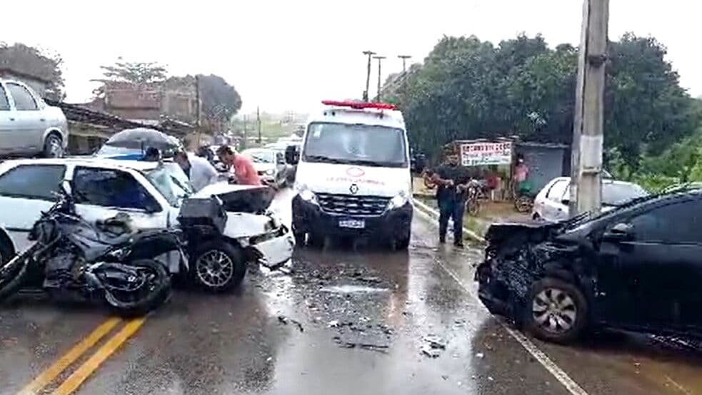 Colisão frontal entre dois carros deixa duas pessoas feridas no Conde