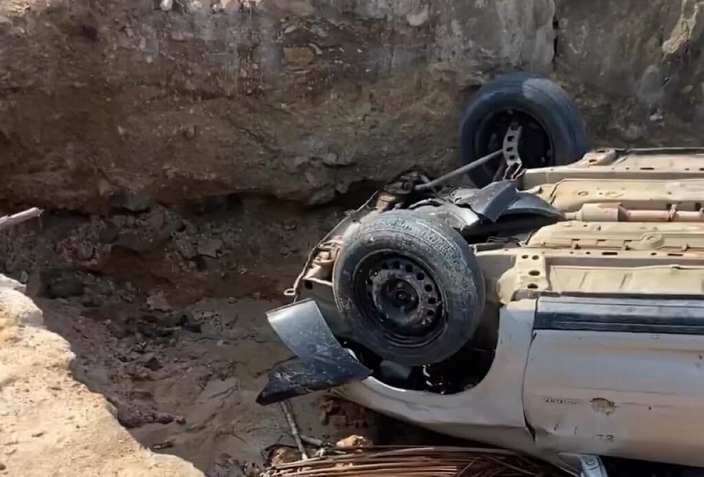 Motorista perde controle da direção e carro cai em buraco, em Santa Rita