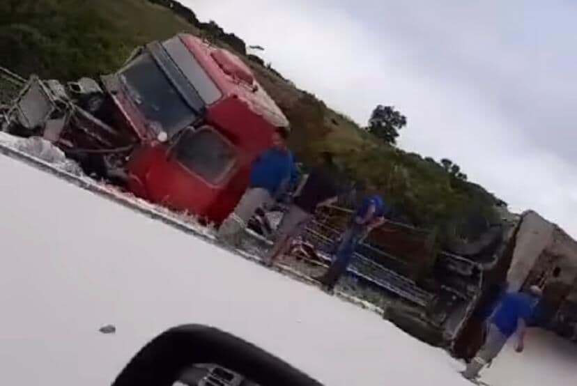 Motorista perde o controle e carreta tomba espalhando carga na BR-101