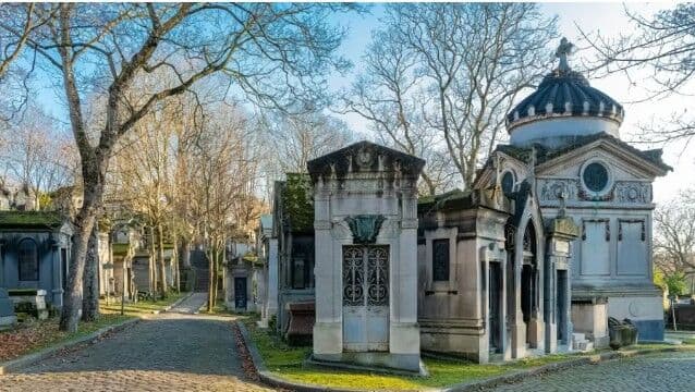 França vive onda de furtos de lápides e água benta
