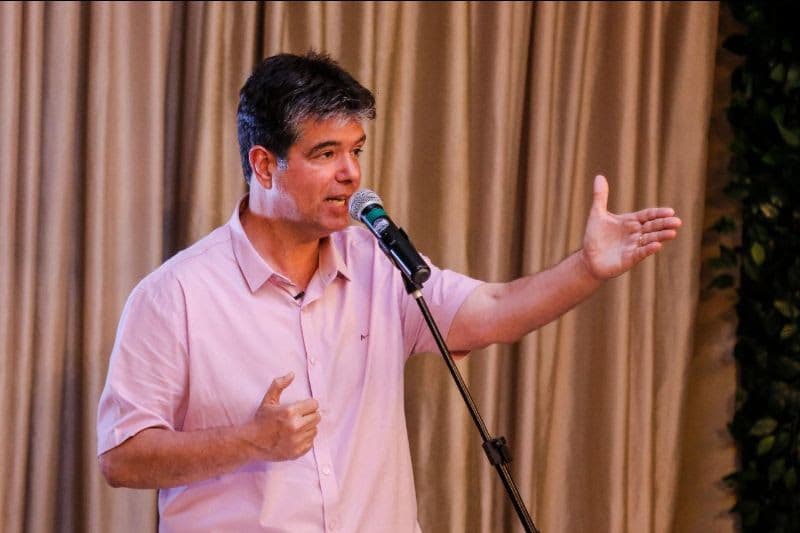 Ruy Carneiro diz não ter nada decidido sobre sua saída do PSDB, mas confirma ter recebido convites de legendas para filiação