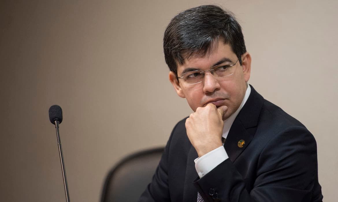 'Não se tratava de ideologia, era o velho esquema de corrupção', diz Randolfe sobre caso Covaxin