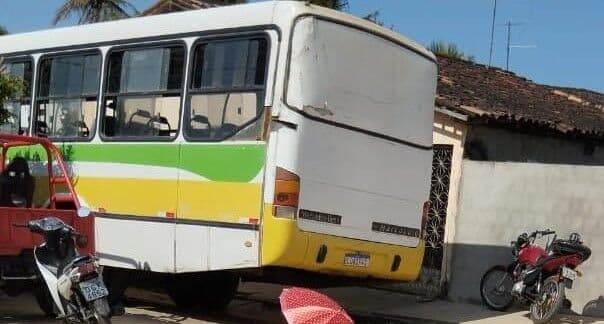 Motociclista morre após bater em traseira de ônibus em Rio Tinto
