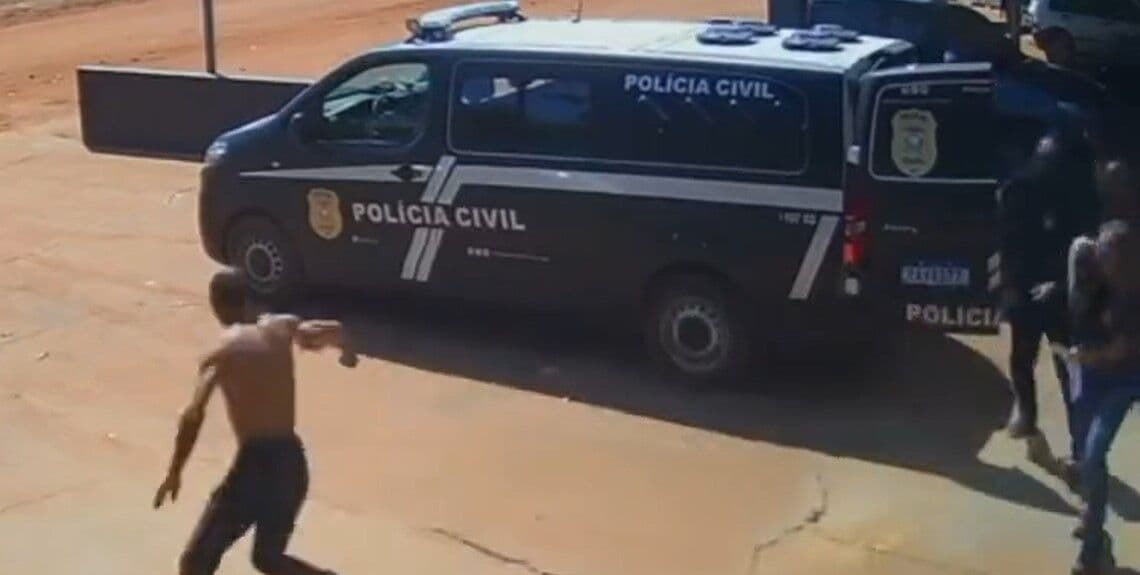Vídeo: presos fogem de viatura em frente à cadeia no Mato Grosso