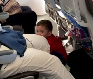 VÍDEO: influenciador paraibano mostra "perrengue" após filho ter diarreia durante voo: "incensou o avião"
