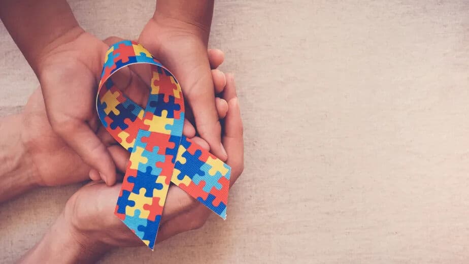 Justiça obriga planos de saúde a ofertar todas as terapias a autistas e pagar acompanhantes, na Paraíba