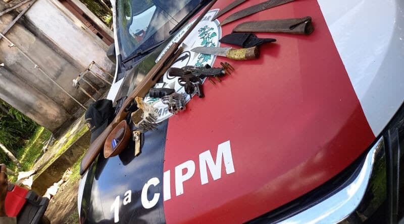 Homem é preso com três armas após agredir esposa e ameaçar filho no Conde