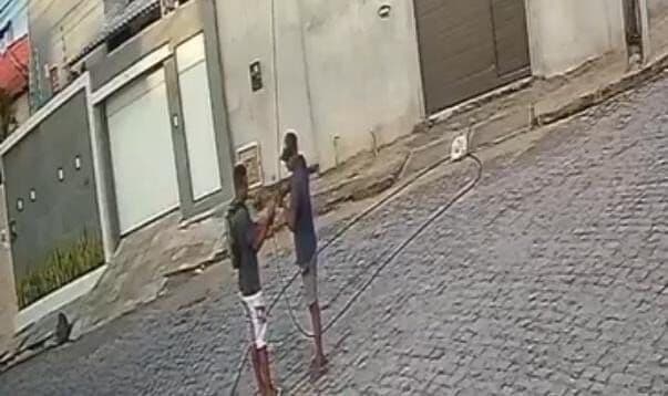 VEJA VÍDEO: câmeras flagram roubo de fios na Zona Sul de João Pessoa