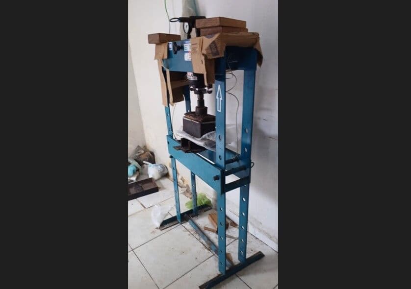 Polícia desmantela laboratório de cocaína que funcionava em casa desocupada em Campina Grande