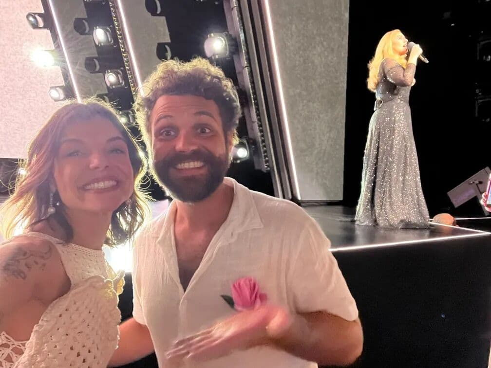 Adele pega buquê e vira 'madrinha' de brasileiros que se casaram em Las Vegas e comemoraram em show da cantora