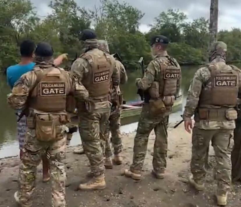 Corpo é encontrado em mangue após troca de tiros entre bandidos em Bayeux; adolescente baleado foi resgatado