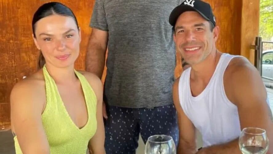 Isis Valverde e Marcus Buaiz posam juntos em bar na Paraíba