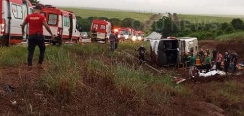 Capotamento de ônibus deixa 12 mortos em rodovia paulista
