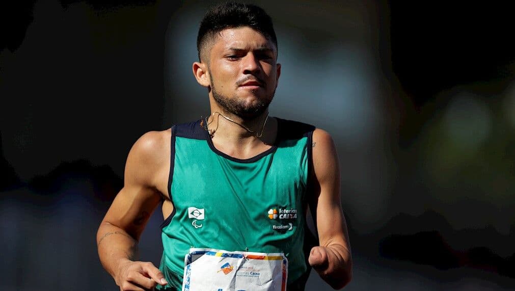 Após cirurgia, Petrúcio corre dois centésimos abaixo do próprio recorde e garante vitória em competição