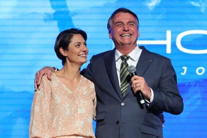 Após derrota, Jair e Carlos Bolsonaro trocam unfollow com Michelle no Instagram