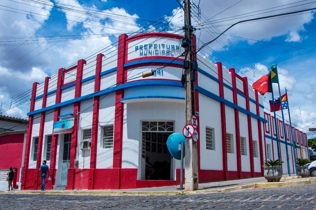 Prefeitura de Princesa Isabel vai gastar quase três vezes mais com shows no Carnaval do que com fardamento escolar