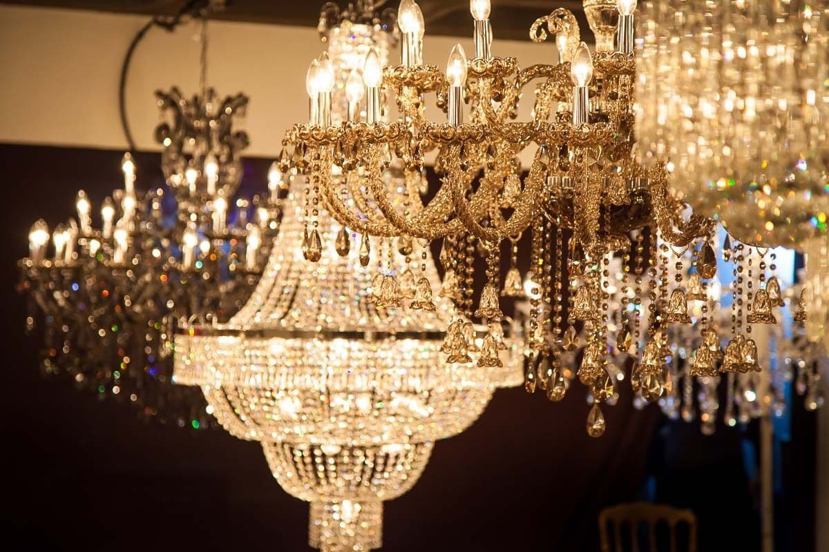 Ostentação: agentes do Gaeco e Polícia Civil ficam boquiabertos com sofisticação da iluminação dos apartamentos do Padre Egídio