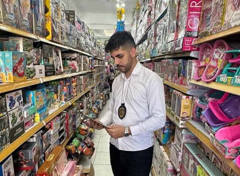 Quase 300 brinquedos são apreendidos e 12 lojas são autuadas em fiscalização no comércio de João Pessoa