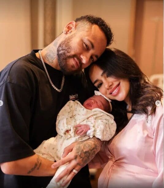 Bruna Biancardi e Neymar postam as primeiras fotos com a filha Mavie