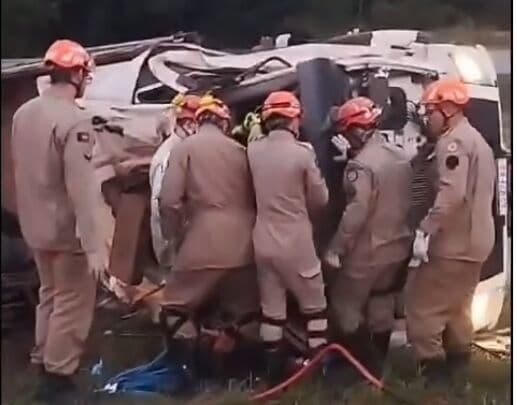 Pai morre e filho fica ferido em acidente grave na BR-101, na Paraíba