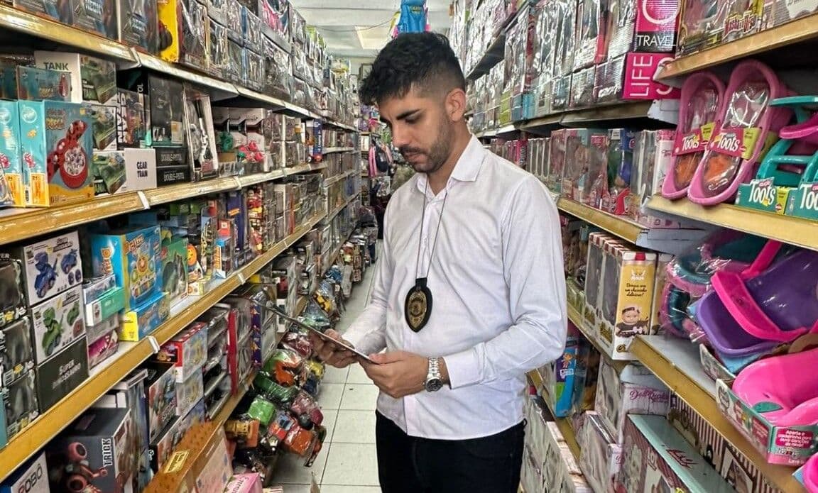 Procon apreende quase 300 brinquedos e autua 12 lojas em João Pessoa