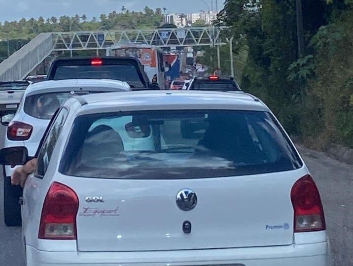 Motoristas enfrentam congestionamento de 8 km na BR-230 em João Pessoa, nesta sexta-feira