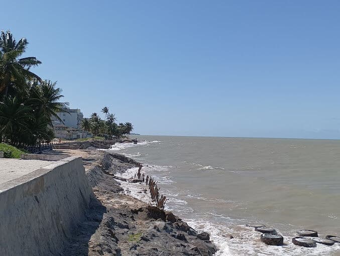 Ministério Público ajuíza ação para que construtora retire muro e escadaria das areias de praia no Bessa