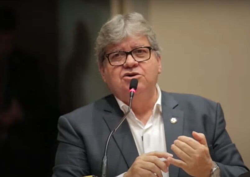 João Azevêdo determina exoneração de médico filmado agredindo ex-esposa em João Pessoa